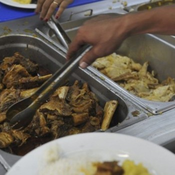 Ação pede para a prefeitura de SP continuar distribuindo marmitas