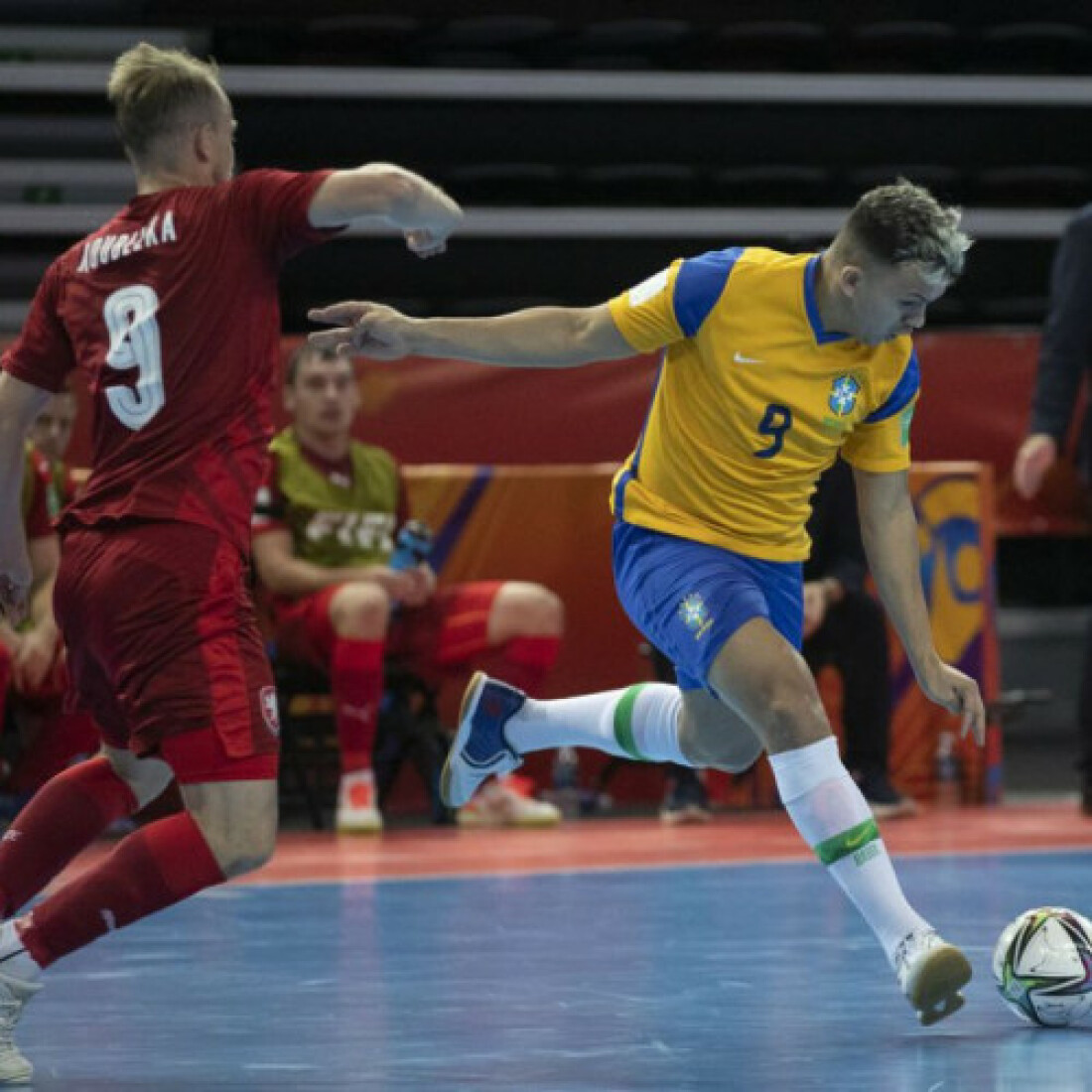 Brasil decide no 2º tempo e vence tchecos na Copa do Mundo de futsal