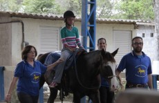 Equoterapia transforma vida de pacientes da Apae de Mogi