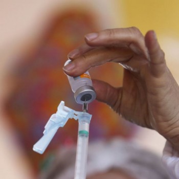 Covid-19: Rio aplica dose de reforço em idosos de 94 anos