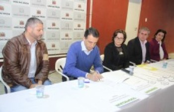 Mogi assina contrato de merenda escolar