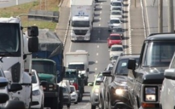 Nivelamento de bueiros causa risco na SP-66: