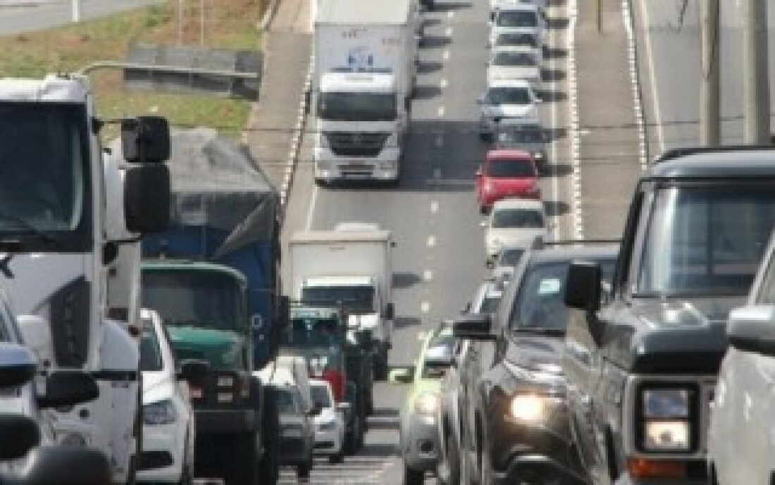 Nivelamento de bueiros causa risco na SP-66: