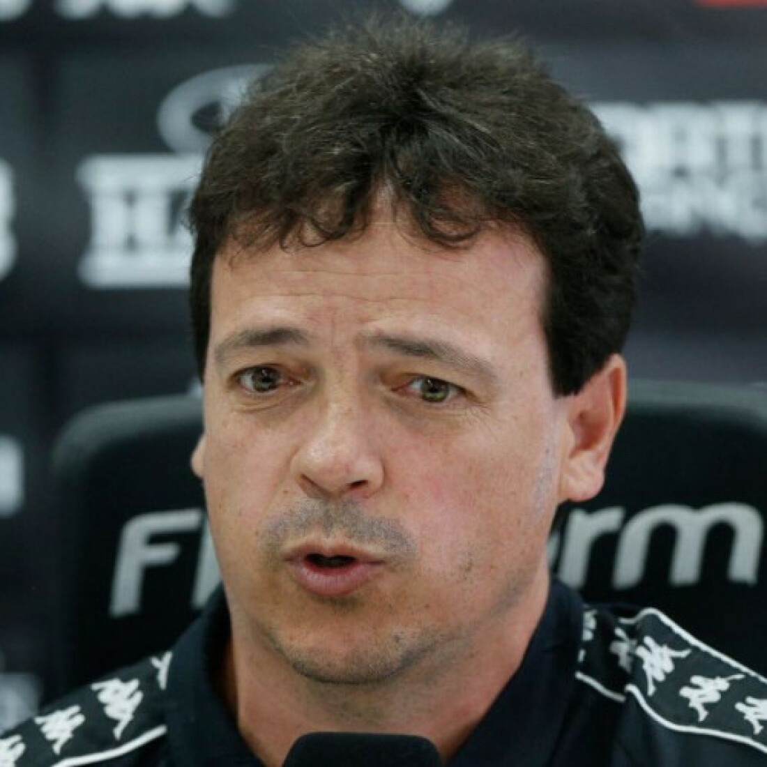 Vasco apresenta técnico Fernando Diniz oficialmente