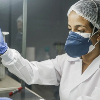 Covid-19: Brasil registra 20,9 milhões de casos e 586,5 mil mortes
