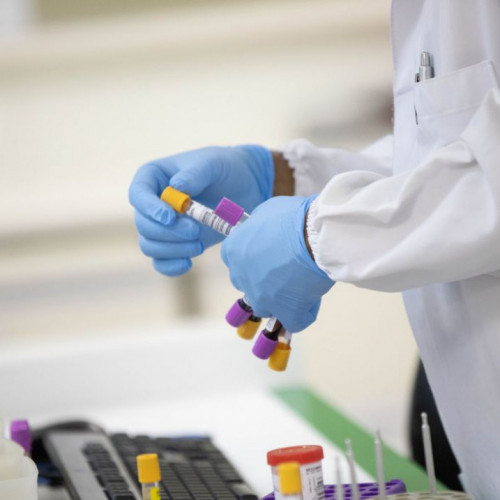 Dose de reforço para todos requer mais dados, diz infectologista