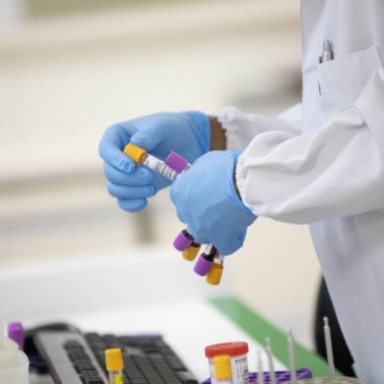 Dose de reforço para todos requer mais dados, diz infectologista