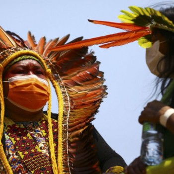 Indígenas marcham pelo centro de Brasília e fazem reivindicações