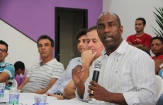 Candido é condenado a prisão por contratos irregulares