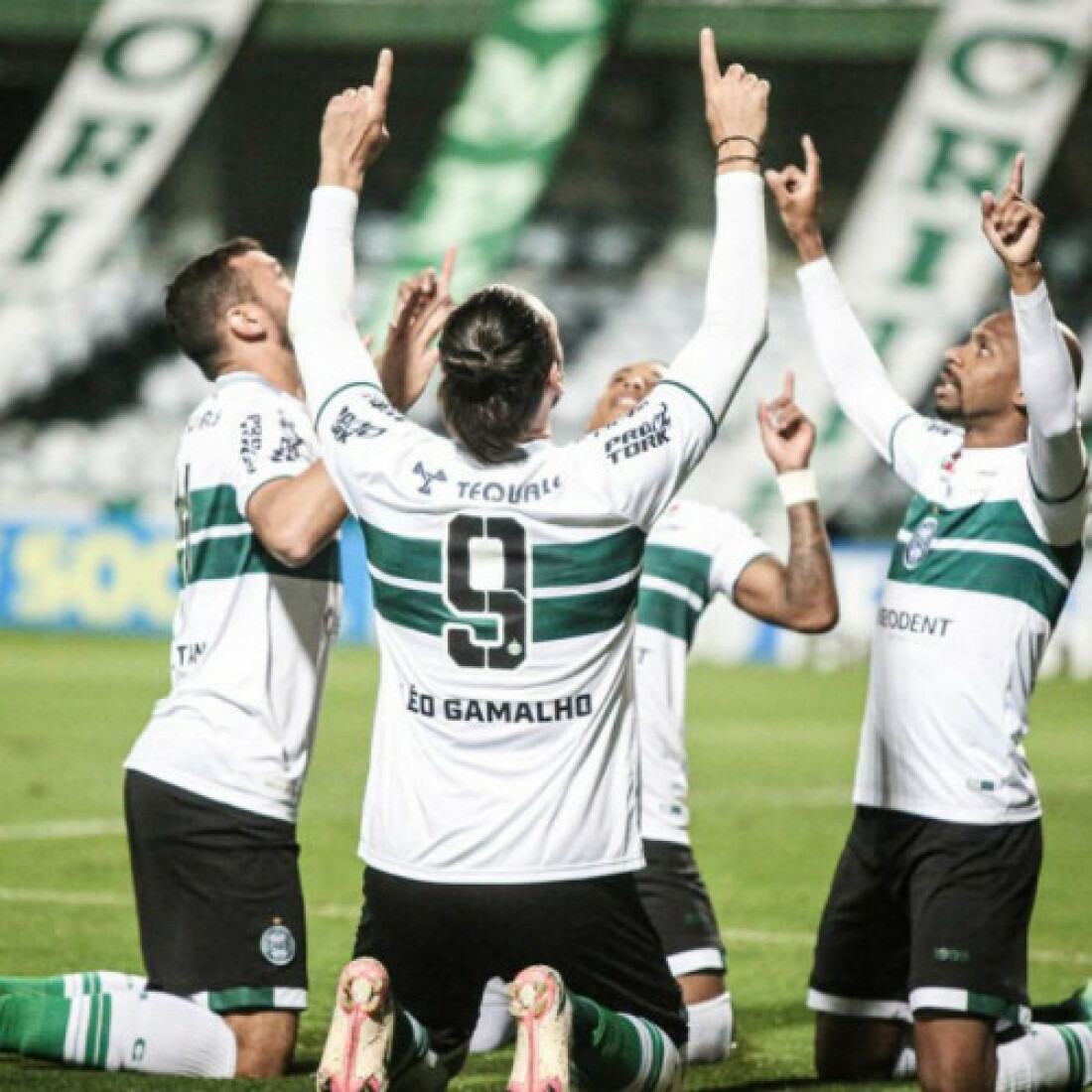 Coritiba goleia Brusque e amplia vantagem na liderança da Série B