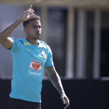 Lateral Danilo elogia campanha do Brasil nas Eliminatórias