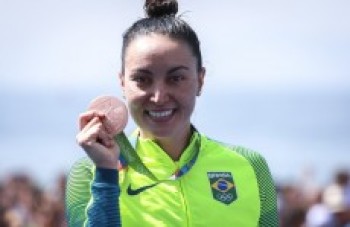 Poliana Okimoto ganha medalha em maratona