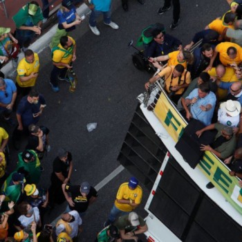 Presidente discursa em manifestação de apoiadores em SP