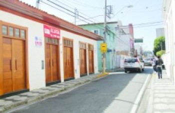 Placas de "aluga" se espalham pela cidade