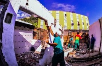 Três imóveis construídos em cima de córrego são demolidos