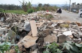 Descarte irregular de lixo gera reclamações em César