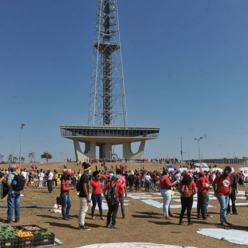 Manifestantes defendem democracia e causas da população vulnerável