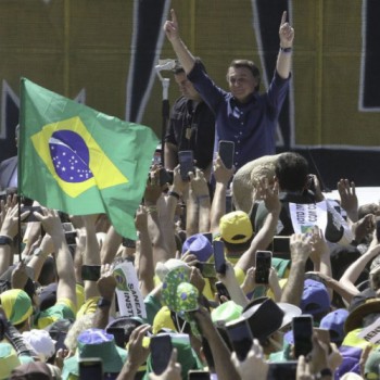 Presidente Bolsonaro participa de manifestação pró-governo em Brasília