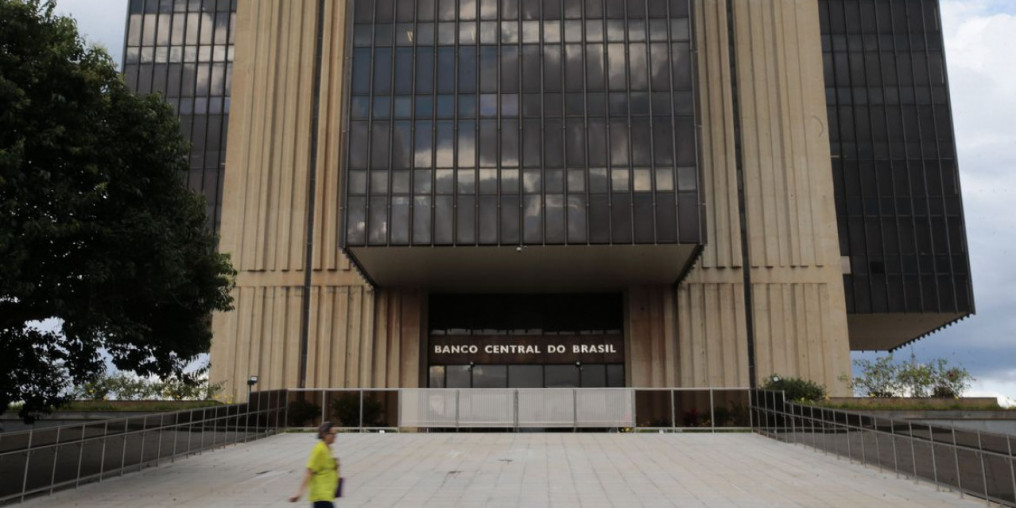 Em fevereiro, juros médios dos bancos sobem para 44,2% ao ano