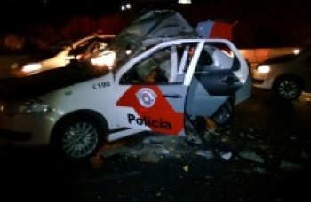 Quadrilha armada com fuzis explode carro da PM de Itaquá