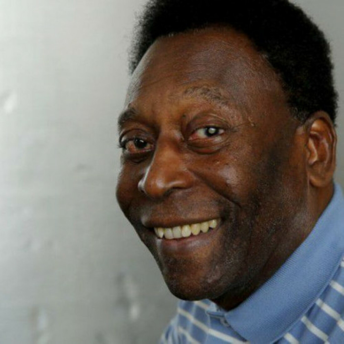 Pelé faz cirurgia para retirada de tumor no cólon