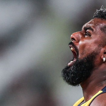 Thiago Paulino protesta no pódio contra decisão que lhe tirou o ouro