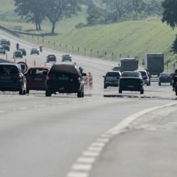 Rodovias de São Paulo têm pontos de lentidão na véspera do feriado
