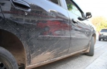 Automóvel é alvejado por policiais