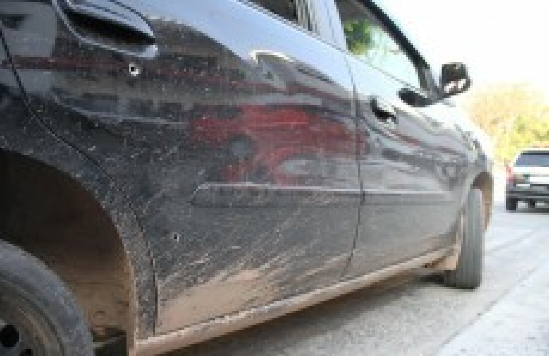 Automóvel é alvejado por policiais