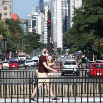Covid-19: casos somam 20,85 milhões e mortes, 582,6 mil