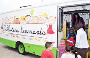 Biblioteca itinerante atende 2,5 mil