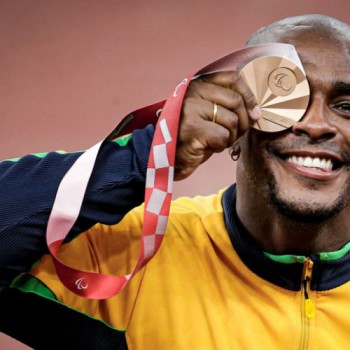 João Victor Teixeira é bronze no lançamento de disco em Tóquio