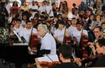 Maestro João Carlos Martins dá aula-concerto em Suzano