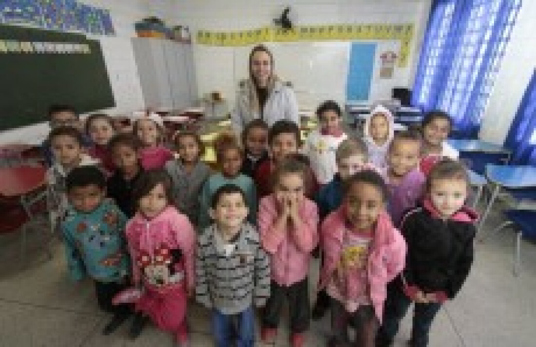Professora de Biritiba Mirim trabalha propaganda em aula