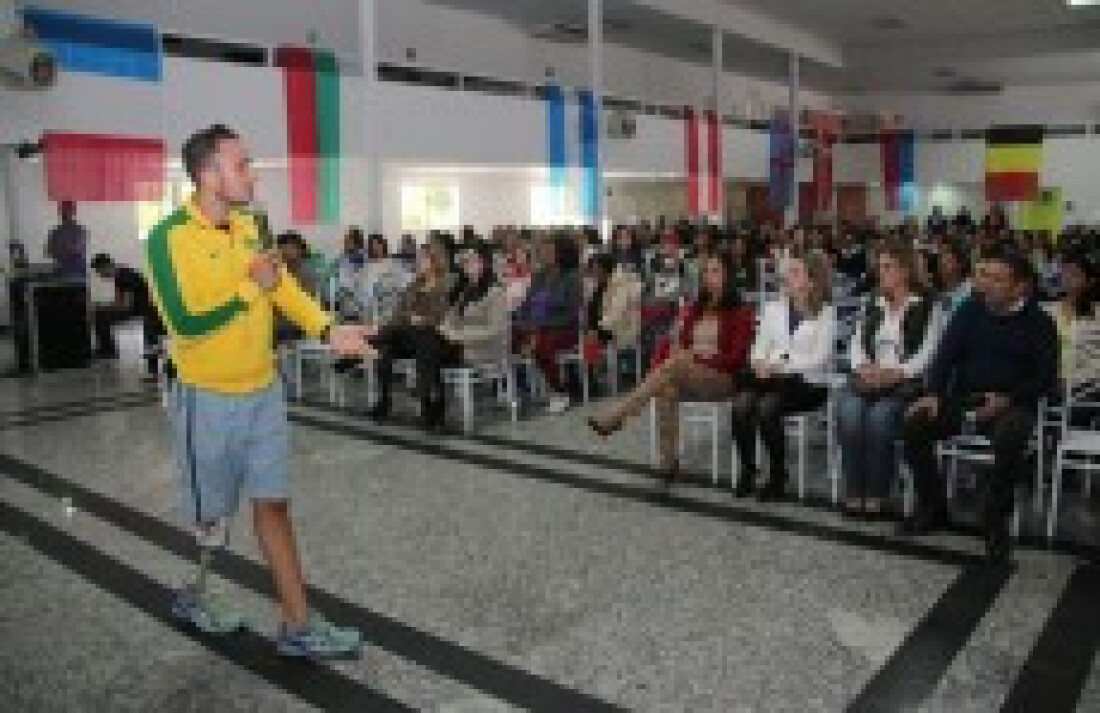 Atleta paralímpico dá palestra em Ferraz