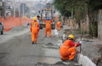 Trecho de terra recebe guia e sarjeta