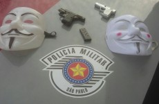 Arma verdadeira e falsa apreendidas: