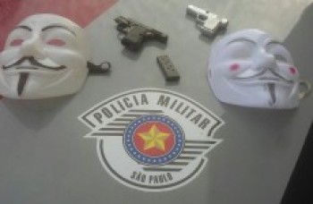 Arma verdadeira e falsa apreendidas: