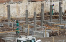 Obra da nova passarela segue em ritmo rápido em Suzano