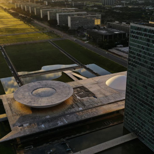 Relator lê parecer sobre reforma administrativa em comissão especial