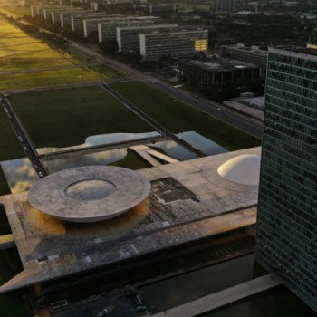 Relator lê parecer sobre reforma administrativa em comissão especial