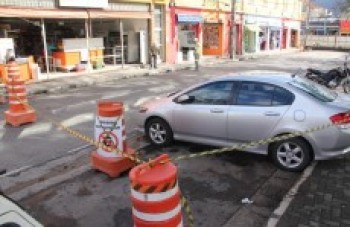 Passagem de pedestres da rua Brás Cubas é fechada para obras