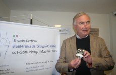 Especialista francês aborda técnicas cirúrgicas de joelho