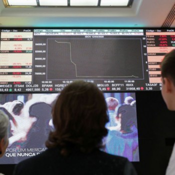 Bolsa cai 0,78% em meio a tensões internas