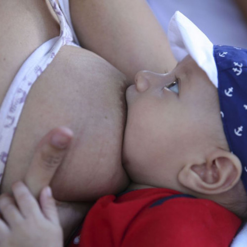 Anticorpos contra covid-19 podem passar para bebês pelo leite materno