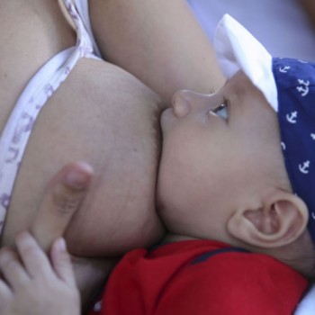 Anticorpos contra covid-19 podem passar para bebês pelo leite materno
