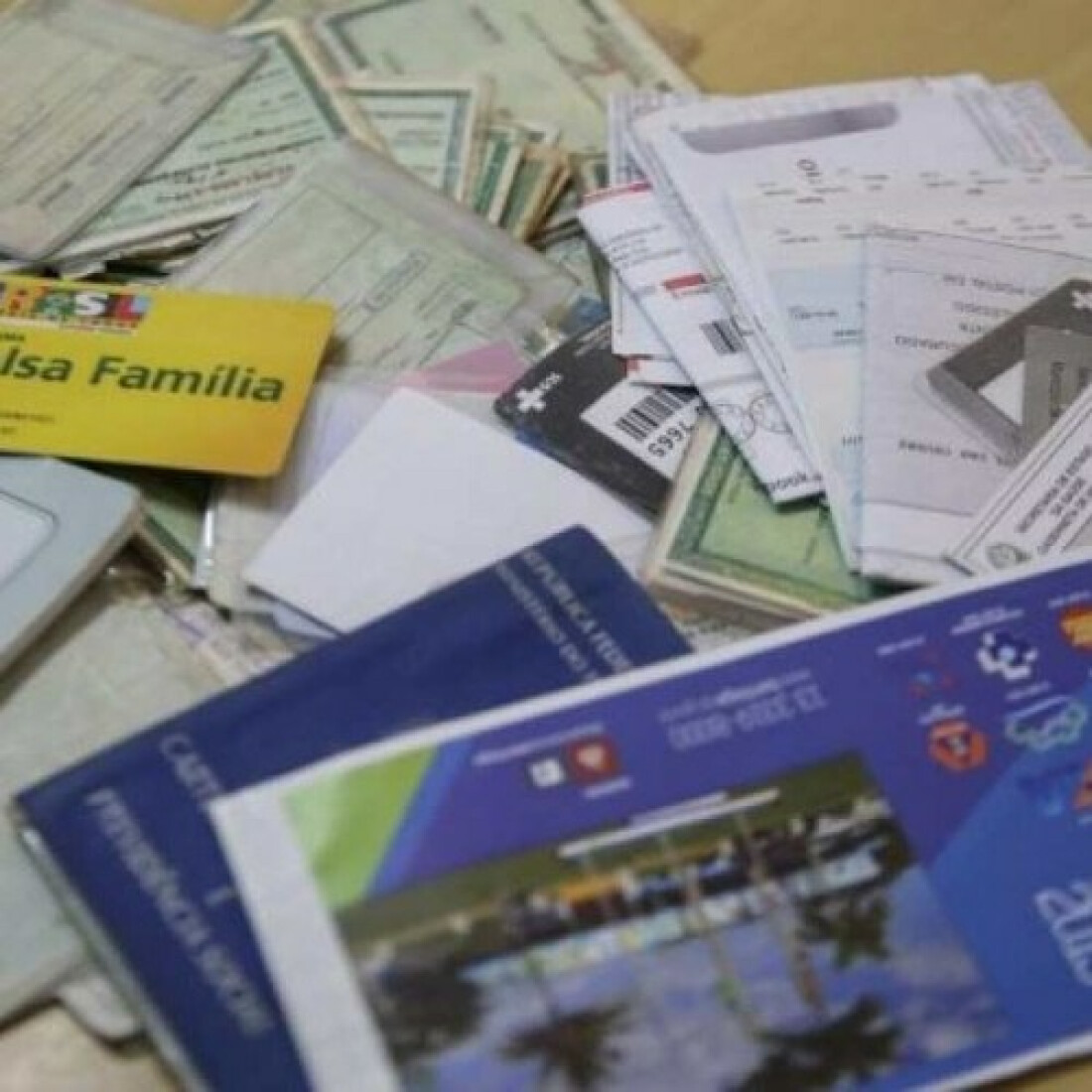 Praça da Bíblia tem setor para documentos deixados para trás