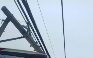 Ônibus bate em poste e interdita rua no centro de Mogi: