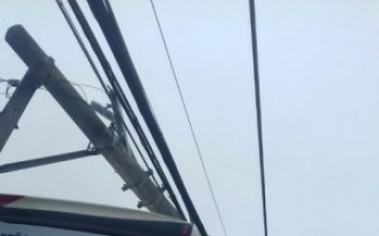 Ônibus bate em poste e interdita rua no centro de Mogi: