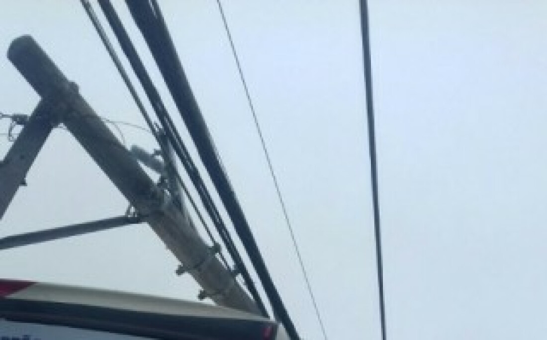 Ônibus bate em poste e interdita rua no centro de Mogi:
